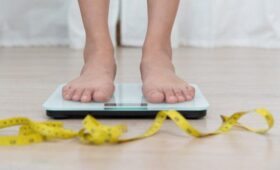 Врач Макиша: обматывание пленкой работает за счет потери жидкости и не помогает худеть