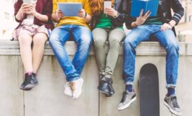 Врач Шуров: рост числа психических расстройств у подростков связан с развитием интернета