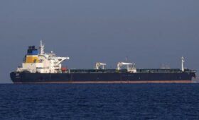 Франция сняла арест со следовавшего из Мурманска танкера Deyna