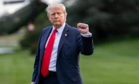 Daily Mail: Трамп похлопал Карла III по плечу в нарушение королевского протокола