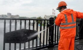 Завершилась весенняя промывка Бородинского моста в Москве