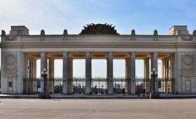В Москве начали приводить в порядок арку главного входа Парка Горького