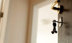 На Тверской улице в центре Москвы нашли квартиру за 6,9 млн рублей