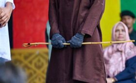 Daily Mail: пара в Индонезии получила по 140 ударов плетью за секс вне брака и алкоголь