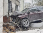 Lexus врезался в дом на Большой Грузинской улице
