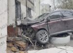 Lexus врезался в дом на Большой Грузинской улице
