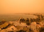 Песчаная буря окрасила Анталью в оранжевый цвет