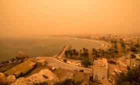 Песчаная буря окрасила Анталью в оранжевый цвет