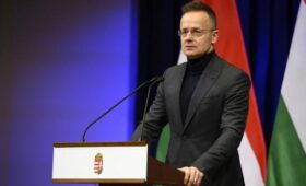 Politico: Сийярто не будет участвовать во встрече ЕС по кредиту Киеву