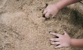 Mirror: двухлетний мальчик выкопал человеческие останки во время игры в песке в Англии