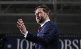 Вэнс заявил, что США потребуют у Ирана отдать ядерное топливо