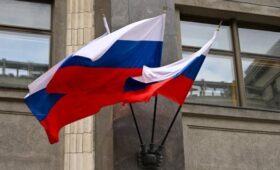 Юрист Александрова: за неправильное размещение флага РФ грозит штраф до 150 тыс рублей