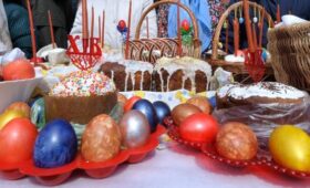 Биотехнолог Тарасова: черника и капуста окрасят яйца в трендовые цвета