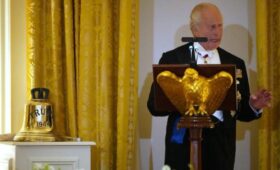 Карл III подарил Трампу судовой колокол с утилизированной подлодки HMS Trump