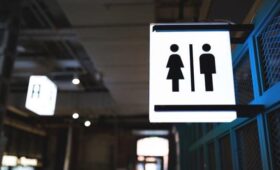 Госдеп США запретил трансгендерам ходить в туалеты для противоположного пола