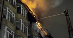 Часть кровли обрушилась при пожаре в жилом доме в Махачкале