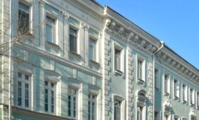 За 11 лет в Москве обновили более 30 жилых домов с гирляндами на фасадах