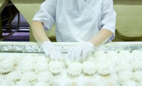 Подавать зефир в России рекомендовано с фруктовым соком или сиропом с вином