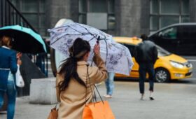 Москвичей призвали к внимательности на улице из-за дождя и сильного ветра