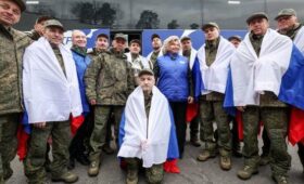 Самолет с вернувшимися из украинского плена военными РФ приземлился в Подмосковье