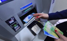 Внимание ФНС могут привлечь безналичные доходы на сумму свыше 2,4 млн рублей