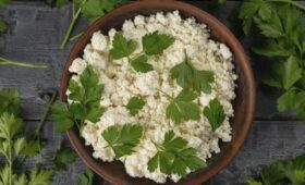 Диетолог Залетова посоветовала добавлять в рацион после 60 лет листовую зелень и творог