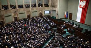 Польский депутат Беркович принес в сейм флаг Израиля со свастикой