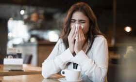 Врач Русакова посоветовала отказаться от крепкого кофе во время ОРВИ