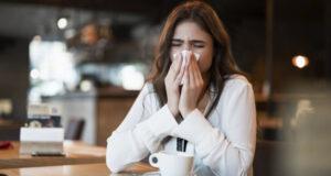 Врач Русакова посоветовала отказаться от крепкого кофе во время ОРВИ