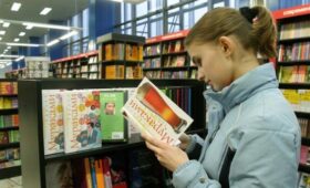 Книги Роя, Мураками и Хомского будут маркировать из-за упоминания наркотиков