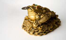 Более 50% россиян признались, что верят в финансовые приметы