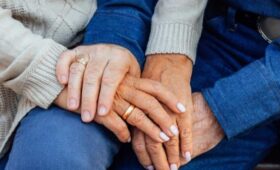 В США прожившие вместе 70 лет супруги умерли с разницей в девять часов