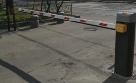 Эксперт Бондарь: за самовольную установку шлагбаума во дворе грозит штраф до 15 тыс руб