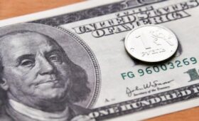 Внебиржевой курс доллара опустился ниже 76 рублей впервые с 25 февраля