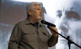 Режиссера Олега Шухера кремировали