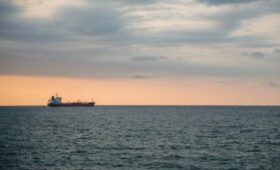 Иран приостановил движение судов через Ормузский пролив после атак Израиля на Ливан