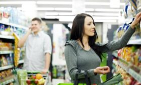 Минпромторг: косметика и бытовая химия первыми появятся на «российской полке»