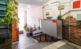 250 подъемников для инвалидов установят в жилых домах в Москве