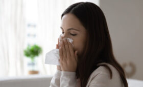 В Минздраве РФ опровергли связь варианта COVID Stratus с возникновением аллергии