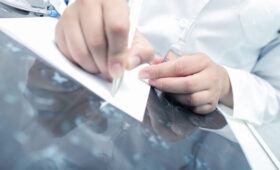 Врач Чернышова: при отеке и крапивнице из-за аллергии можно взять больничный