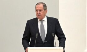 Лавров пошутил, что поддерживающие Киев скоро превратятся в «коалицию отжелавших»