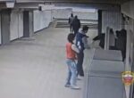 Двое подростков устроили драку в подземном переходе на станции метро «Калужская» в Москве