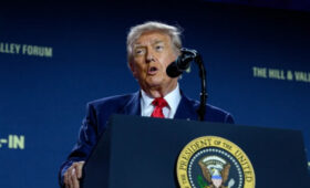 Трамп признал, что США нужно вернуть 159 млрд долларов незаконных пошлин