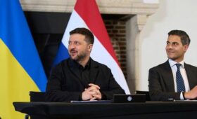 Переводчик-синхронист матом выругался после пресс-конференции Зеленского в Нидерландах