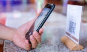 В Госдуме предупредили о новой схеме мошенников с подменой платежных QR-кодов