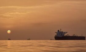 Иранский танкер при поддержке ВМС прорвал блокаду Ормузского пролива