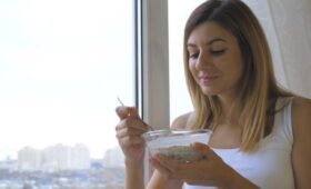 Диетолог Залетова: пармезан и овсянка помогут чувствовать себя счастливее