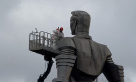 Памятник Юрию Гагарину в Москве промоют в преддверии Дня космонавтики