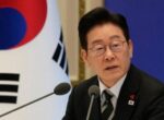 Президент Южной Кореи подарит жене Макрона альбом группы BTS