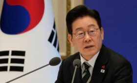 Президент Южной Кореи подарит жене Макрона альбом группы BTS